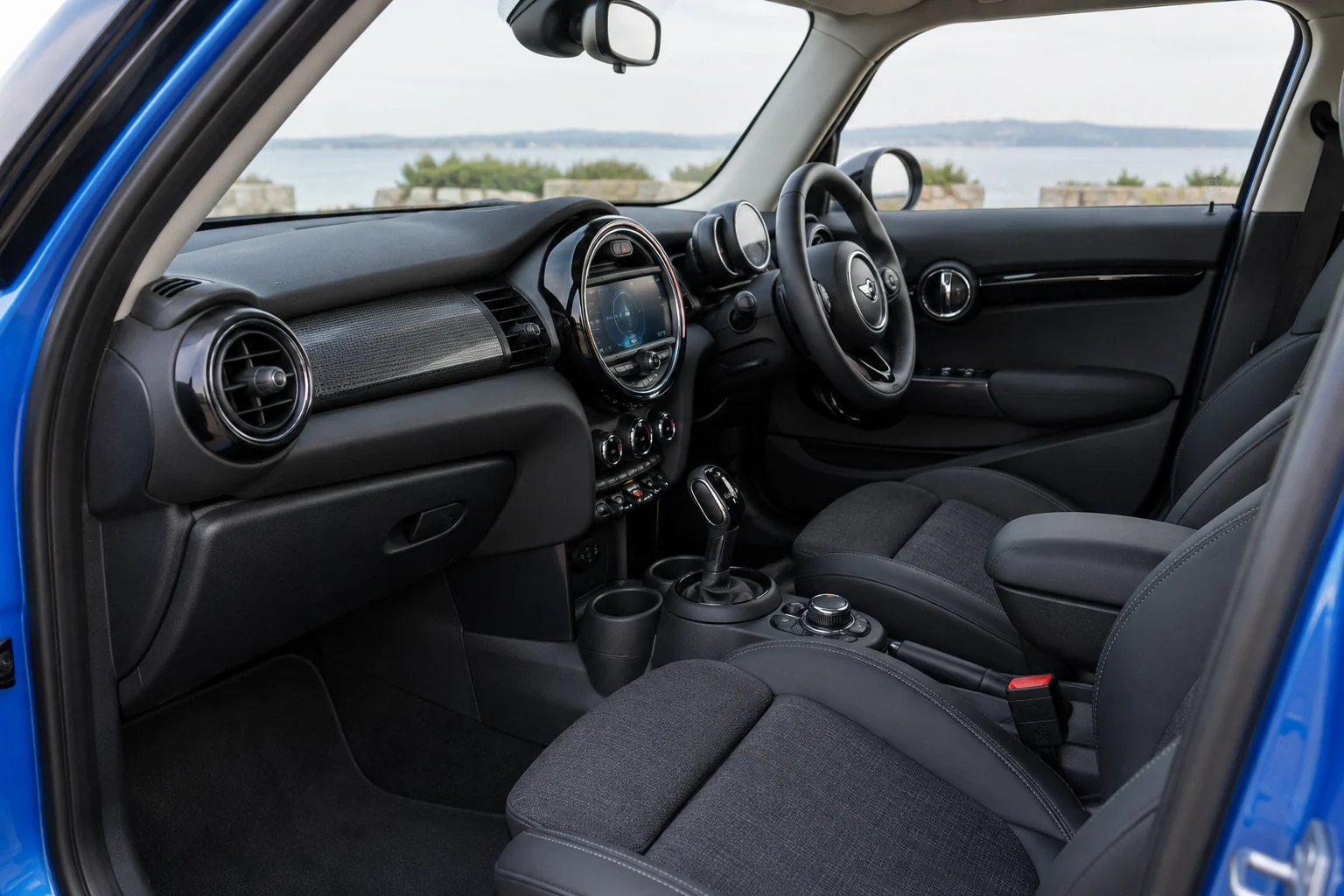 Ilustrasi AI interior Mini Cooper; detail unit perlu dikonfirmasi