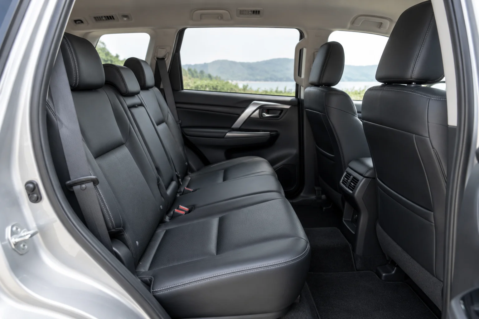 Ilustrasi AI interior Pajero Sport; detail unit perlu dikonfirmasi